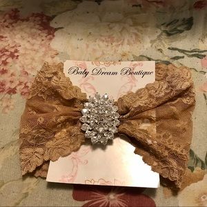 Beautiful stretch headband with Jewel pin